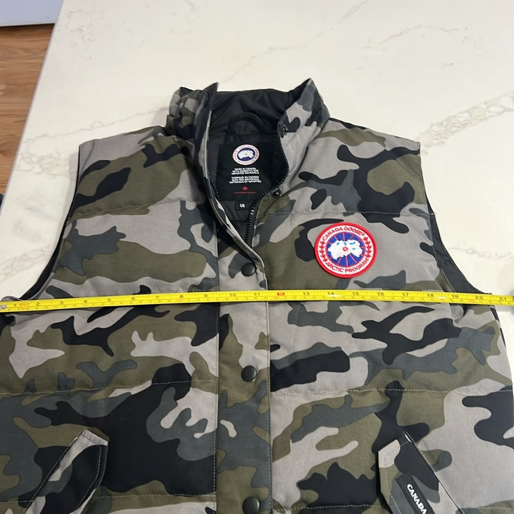 Canada Goose: Freestyle Vest Print Heritage in Classic Camo Coastal Grey - Picture 11 of 14